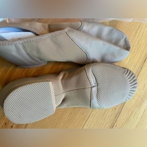 Bloch neo-flex adult jazz slip on shoes.